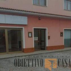 LU1° PIERIS: Locale Commerciale con Vetrate e Posti Auto